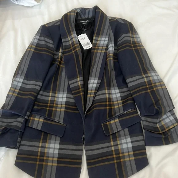 Le Chateau Blazer - Picture 1 of 3